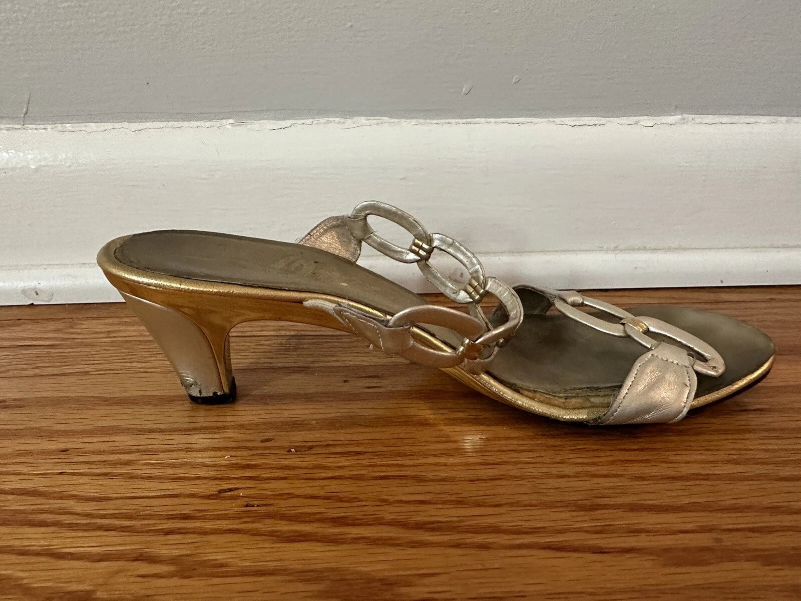 Onex Women's Style "Link" in Platinum Kitten Heel Sandal Size 8M