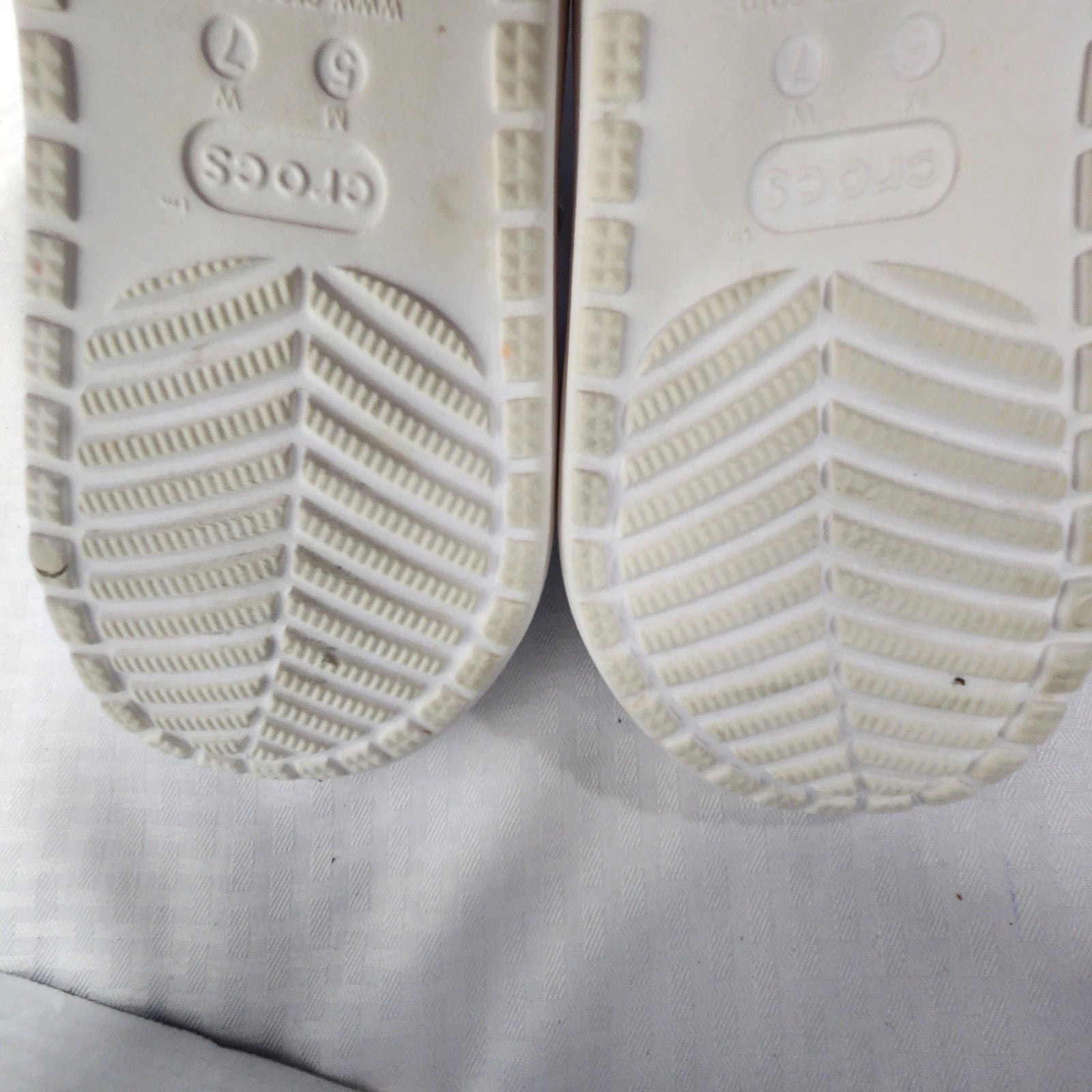 CROCS CLASSIC COZZZY SANDAL 207446 White Womens Size 7 Mens Size 5 Gray Lined