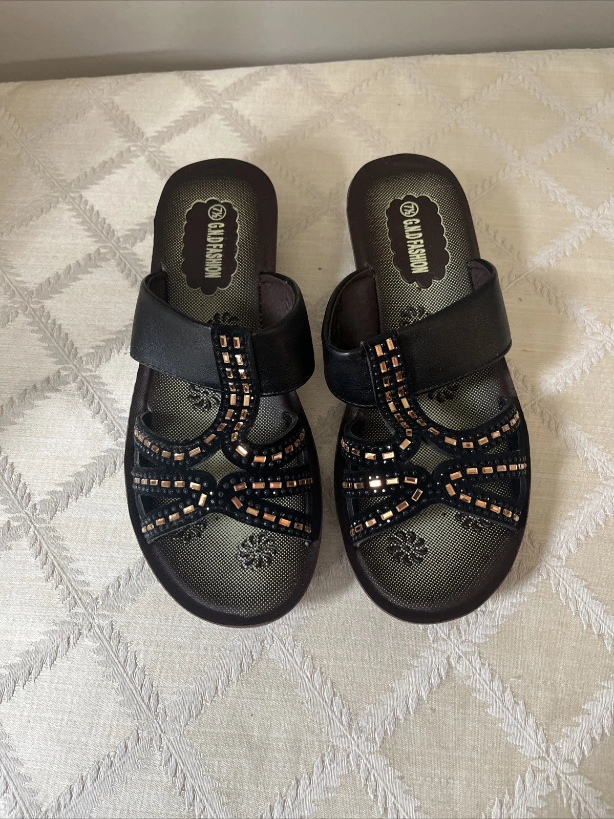 G.N.D Womens  Sz 7 1/2 Black  rhinestone accent Sandals New in Box style # 9639