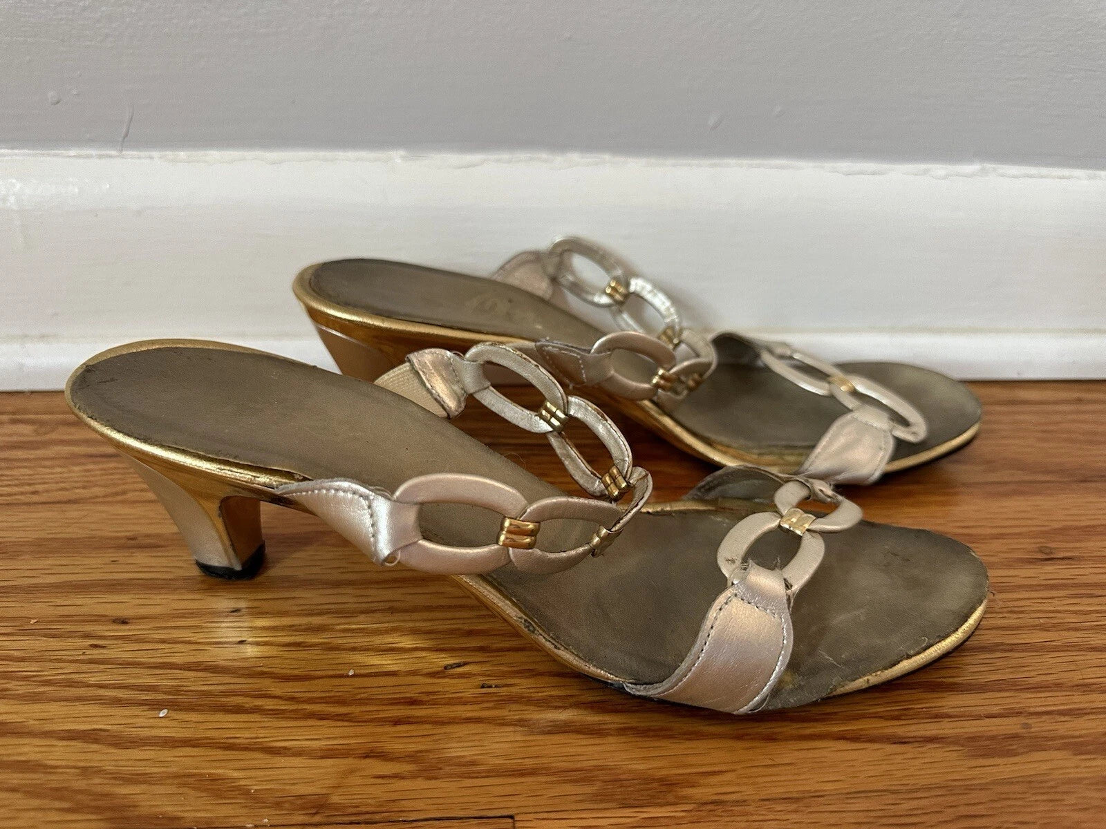 Onex Women's Style "Link" in Platinum Kitten Heel Sandal Size 8M