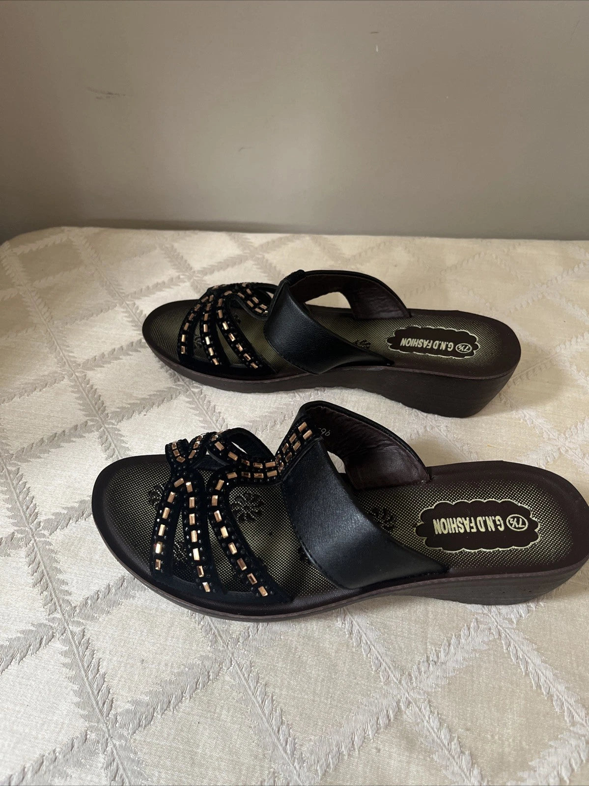G.N.D Womens  Sz 7 1/2 Black  rhinestone accent Sandals New in Box style # 9639
