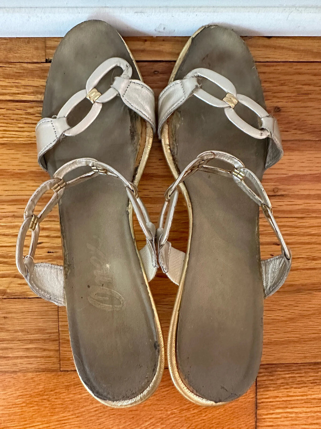 Onex Women's Style "Link" in Platinum Kitten Heel Sandal Size 8M