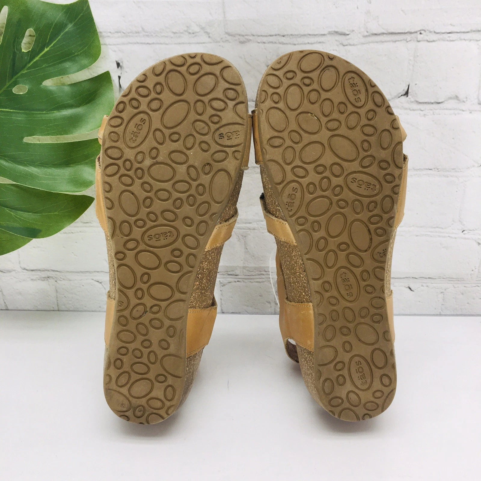 Taos Wedge Sandals Women's 9/40 Tan Leathe Gladiator Strappy Comfort Casual