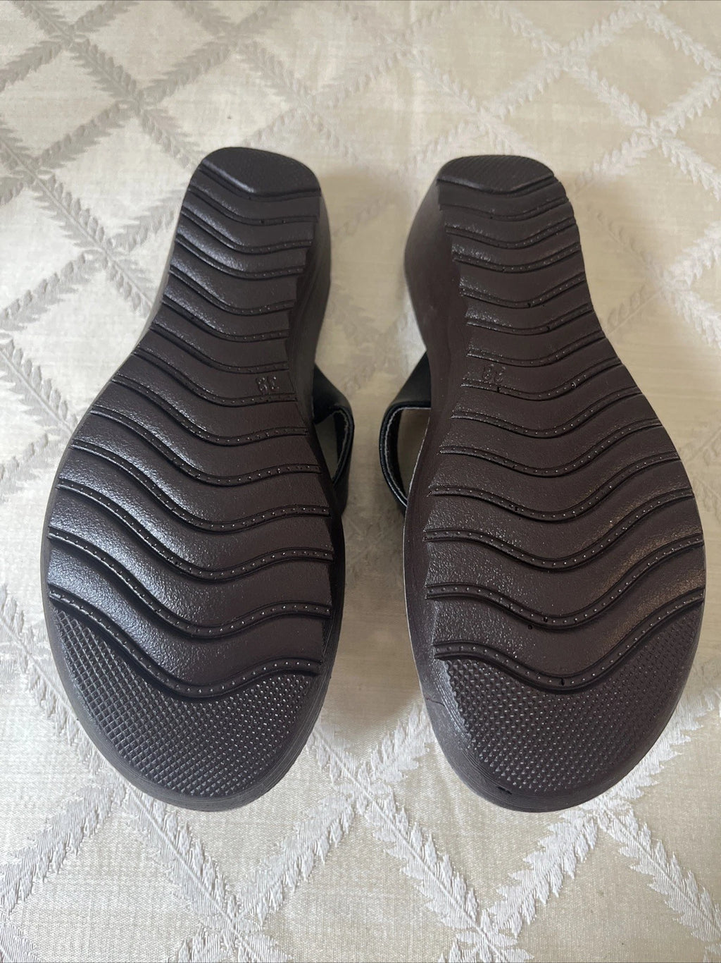 G.N.D Womens  Sz 7 1/2 Black  rhinestone accent Sandals New in Box style # 9639
