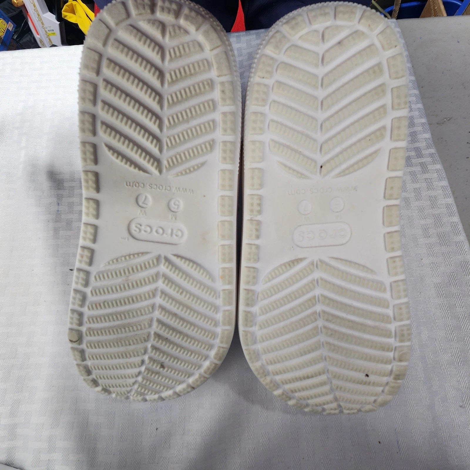 CROCS CLASSIC COZZZY SANDAL 207446 White Womens Size 7 Mens Size 5 Gray Lined
