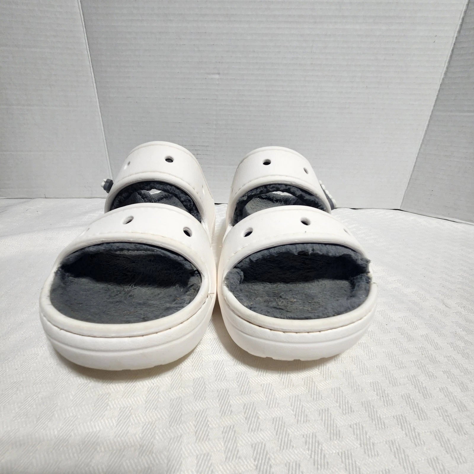 CROCS CLASSIC COZZZY SANDAL 207446 White Womens Size 7 Mens Size 5 Gray Lined