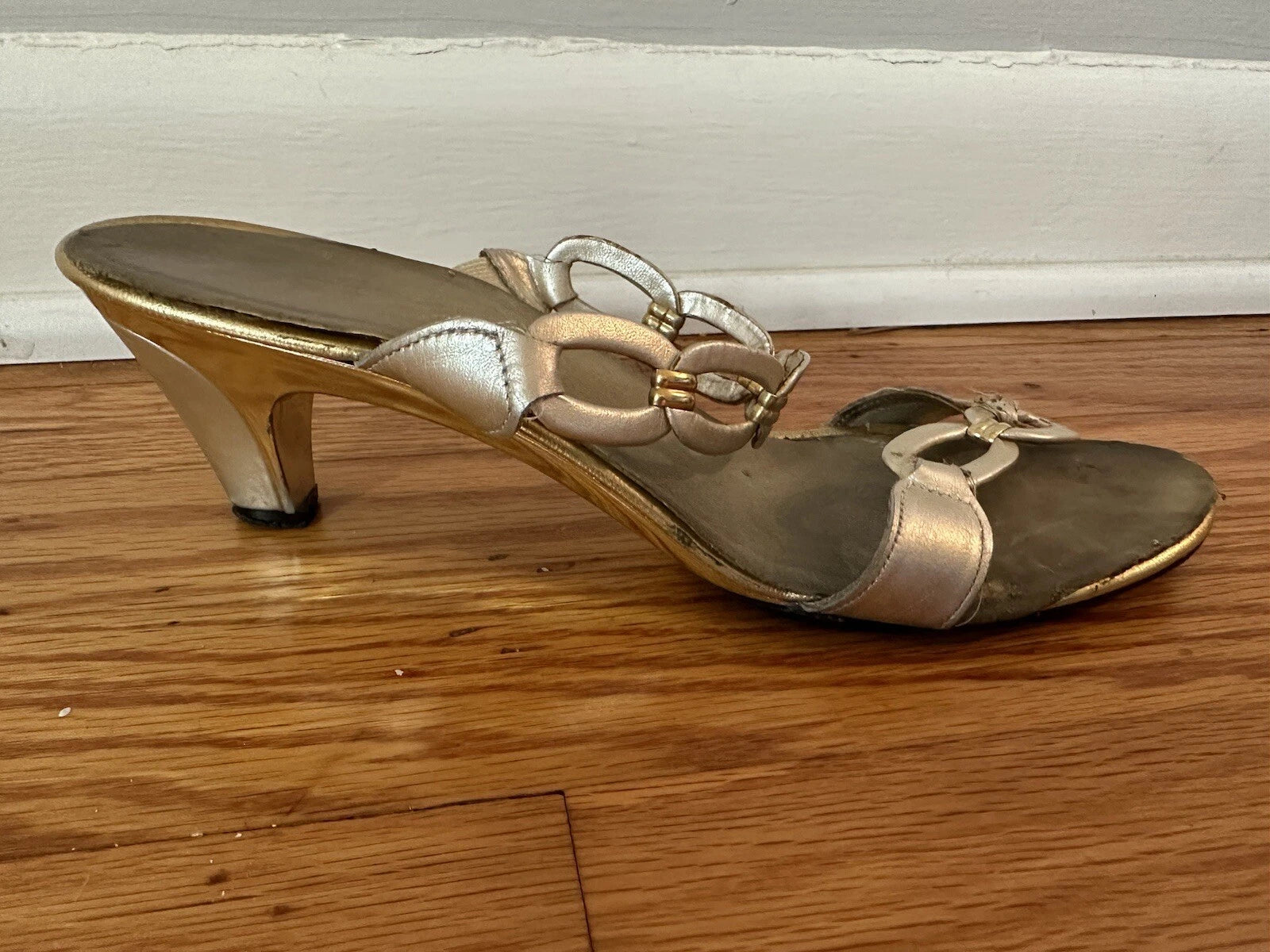 Onex Women's Style "Link" in Platinum Kitten Heel Sandal Size 8M