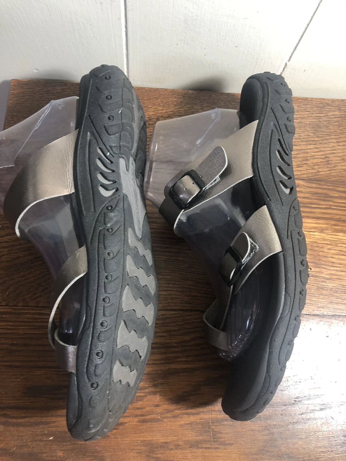 SKECHERS Outdoor Lifestyle Silver Faux Leather Toe Sandals SIZE 11 Women