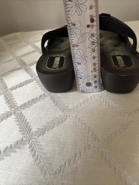 G.N.D Womens  Sz 7 1/2 Black  rhinestone accent Sandals New in Box style # 9639